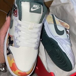 BRAND NEW! Nike Dunks Boys size 4, Womens Size 6